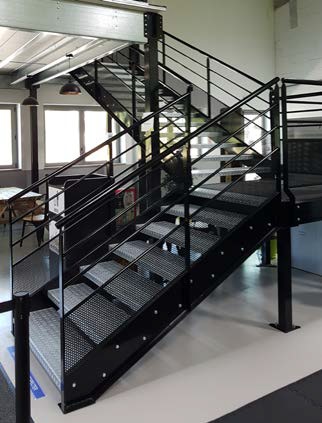 escalier métallique composant de la mezzanine erp et magasin fournie par MSI équipements industriels